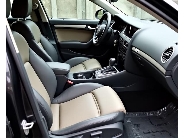 Intérieur d'une Audi A4 avant nettoyage, avec des tapis et sièges légèrement sales